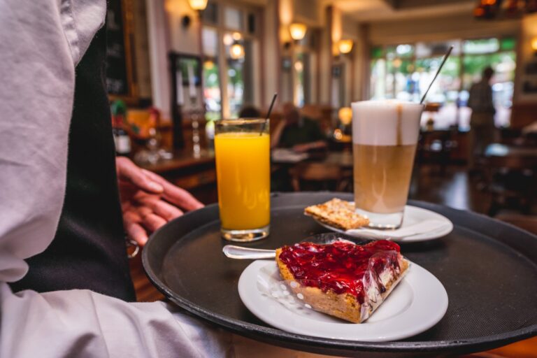 bediening dienblad monchoutaart jus dorange restaurant Eethuis voor Allen Zuidlaren 768x512